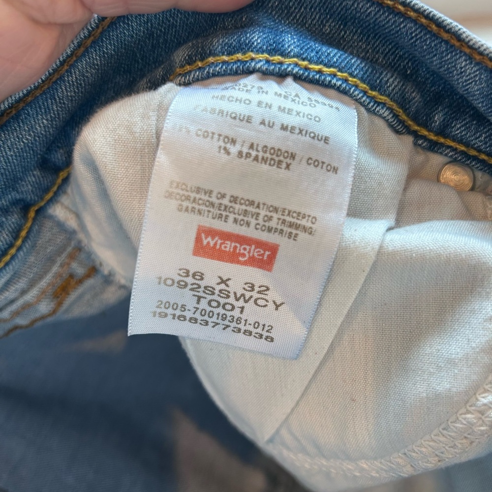 Wrangler Slim Straight Medium Wash Jeans. 36 x 32. Classic denim. - Picture 12 of 14